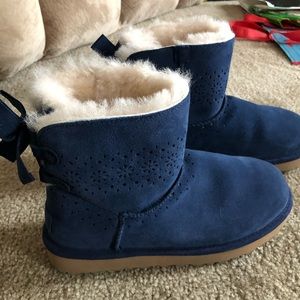 Size 8 Bailey Bows perforated Navy Uggs